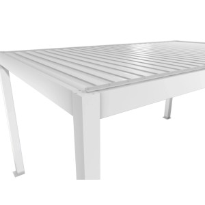 A fehér Biohort 5x3m-es pergola részlete lamellás tetővel. Teraszfedés.