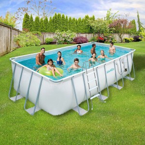 Világosszürke Summer Fun Elite Frame medence (549x274x132cm) acélvázzal és fürdőzőkkel a kertben.