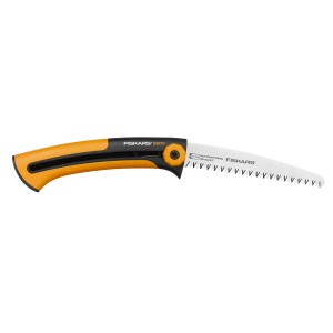 Fiskars Xtract SW73 kézi fűrész durva fogazással kertészkedéshez.