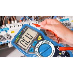 Pancontrol PAN 186 PROFI digitális multiméter elektromos tesztelés közben.
