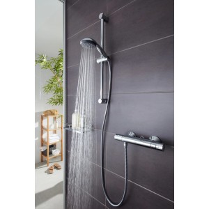 Grohe QuickFix zuhanyszett termosztatikus csapteleppel és kézizuhannyal a fürdőszobában.