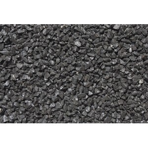 Közeli kép fekete bazaltzúzalékról (8-12 mm) ömlesztett anyagként.