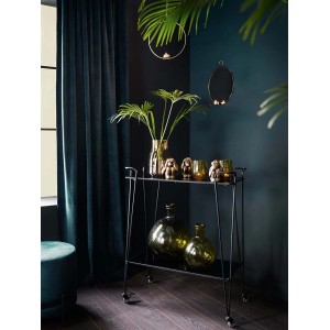 Zöld üvegváza Dark Wonder (Ø 20 cm, 27 cm magas) egy tálalókocsin dekorációval.