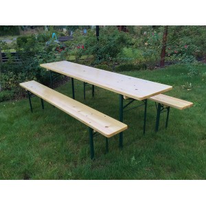 Összecsukható sörsátor garnitúra 50 cm széles asztallal a kertben, a gyepen.