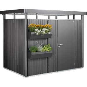 Biohort FloraBoard sötétszürke metál színben a kerti házon két beültetett virágládával.