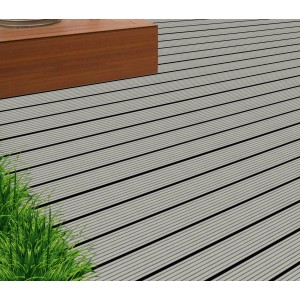 Világosszürke WPC teraszburkoló deszkák (2,1x14,5x300 cm) barázdált felülettel a teraszon.