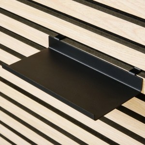 Fekete DenPanels polc (20 cm) akusztikus panelekre szereléshez.