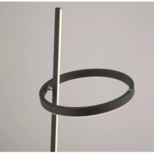 Modern, fekete design állólámpa Ritus LED gyűrűvel és rúddal a nappali világításához.