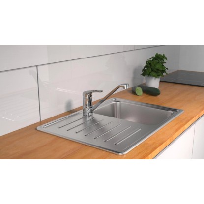 Schütte Design Grande króm mosogató csaptelep mosogatóra szerelve.