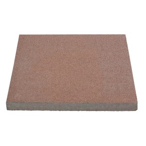 Négyzet alakú, vörösesbarna térkő finom felületi textúrával.