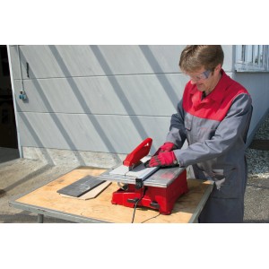 Einhell TC-TC 800 csempevágó használat közben gyémánt vágókoronggal. Burkoló szerszám.