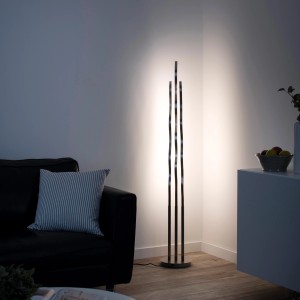 Modern LED Wave állólámpa távirányítóval a nappaliban, meleg fehér fény.