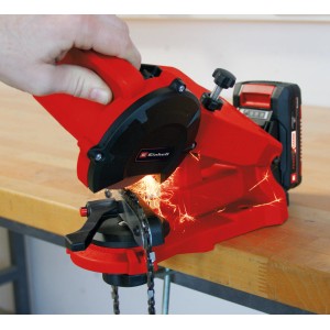Einhell GE-CS 18 Li Solo akkus láncfűrész élező láncélezés közben, piros.