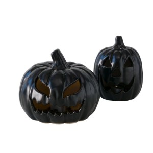 Két fekete porcelán dekorációs tök LED világítással és faragott arcokkal. Ideális Halloweenre.