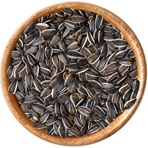 Napraforgómag vadon élő madaraknak fa vödörben, 2 kg madáreleség.