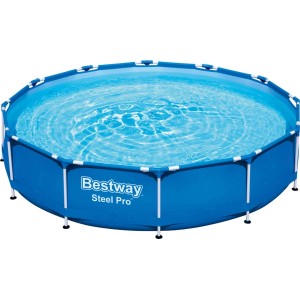 Kék Bestway Steel Pro acélvázas medence, Ø 366 cm, vízzel feltöltve.