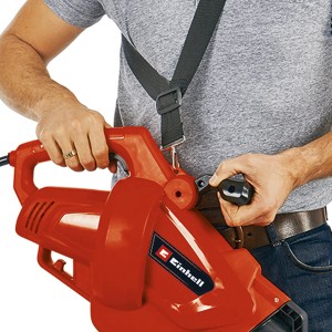 Einhell GC-EL 3024 E elektromos lombfúvó és -szívó használat közben hordozóhevederrel. A lombporszívózás egyszerűvé válik.