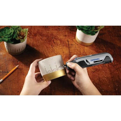 Dremel Lite 7760-15 miniatűr szerszám virágcserepet gravíroz.