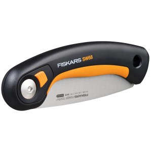 Fiskars Plus SW68 összecsukható fűrész, 15 cm, zárt állapotban. Kerti fűrész fekete nyéllel és narancssárga díszítéssel.