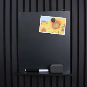 Fekete Denpanels mágneses tábla polccal, tollal, szivaccsal és fényképpel akusztikus panelen.