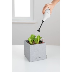 Világosszürke Lechuza Flowershower öntözőkanna növényeket öntöz.