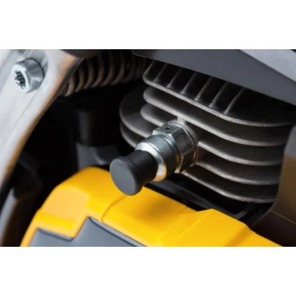 Közelkép: A Stiga CS 755 benzinmotoros láncfűrész motorja gyújtógyertyával.