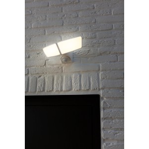 Fehér Lutec Artica LED kültéri fali lámpa mozgásérzékelővel, 2-égős fehér téglafalon.