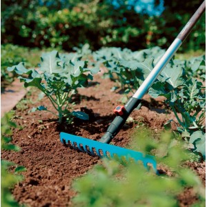 Gardena combisystem gereblye 36 cm munkaszélességgel használat közben a kertben.