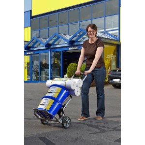 Nő festékes vödröket és tekercseket szállít a wolfcraft TS 850 összecsukható kézikocsival (100 kg) az OBI áruház előtt.