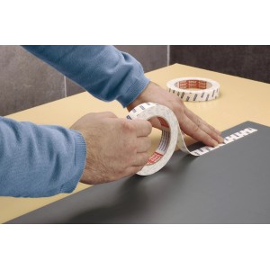 Tesa Powerbond Mirror szerelőszalag, 5m x 19mm felhelyezése szürke felületre.