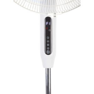 Közelkép: Fehér SV 55-41 Cool Air álló ventilátor LED kijelzővel és érintőpanellel.