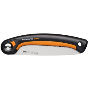 Fiskars Plus SW69 összecsukható fűrész 21 cm-es pengével, zárt állapotban.