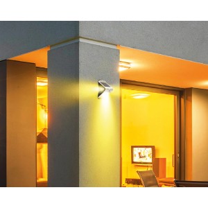 Modern LED szolár fali lámpa Butterfly, 220lm, mozgásérzékelővel, ház falán.