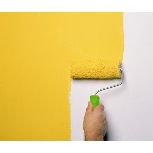 Kéz falat fest sárga Vestanrollerrel, 18 cm-es festőhenger sima felületekhez.