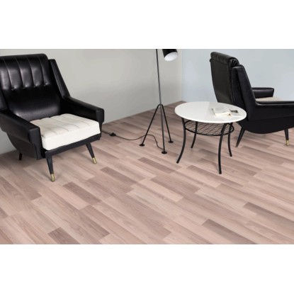 Lerakott Comfort Ezüst Tölgy laminált padló nappaliban fotelokkal és asztallal.