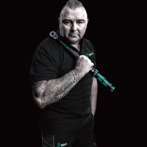 Wera Click-Torque A 5 nyomatékkulcs (1/4 hüvelyk) fekete pólós férfival.