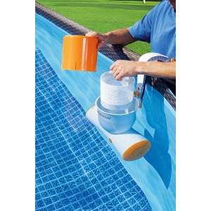 Flowclear Skimatic medencetisztító szűrővel a medencében, narancssárga fedél behelyezése.