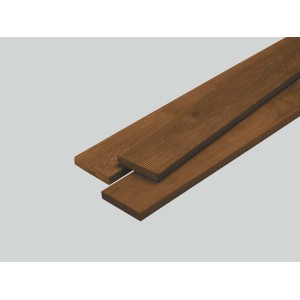 Teak színű, nyomás alatt impregnált puhafa teraszburkolat, barázdált felülettel.