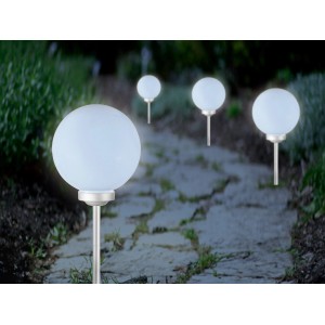 Megvilágított Trani LED szolár gömbök Ø 20 cm dekorációs elemként a kertben.