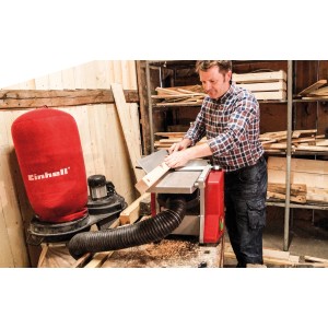 Einhell gyalu pótkésekkel (2 db, 204 mm) használat közben.