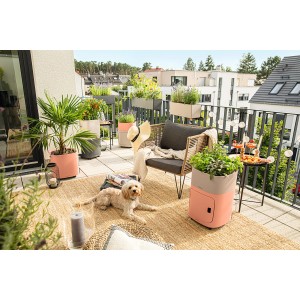 Lechuza Balconera Color 80 palaszürke színben, növényekkel és dekorációval a balkonon.