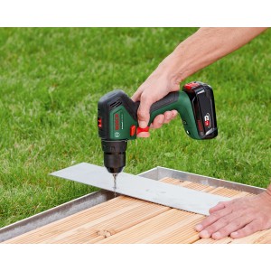 Bosch Universalimpact 18V-60 akkus ütvefúró-csavarozó fúrás közben fába. Akkus csavarhúzó akkumulátorral.