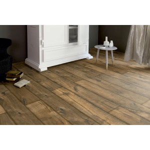 Lerakott Kaindl Masterfloor 8 mm-es Posino tölgy laminált padló rusztikus fa hatással.