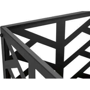 Közelkép: Fekete fém tűzrakó kosár modern, geometrikus dizájnnal.