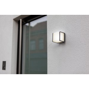 Lutec Doblo kis LED-es kültéri fali lámpa, kocka alakú, antracit színű, meleg fehér fény.