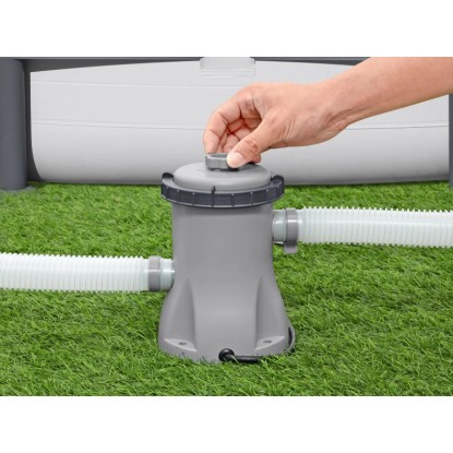Bestway Flowclear szűrőszivattyú 1249 l/h szürke színben, tömlővel és kézzel a fedélen.