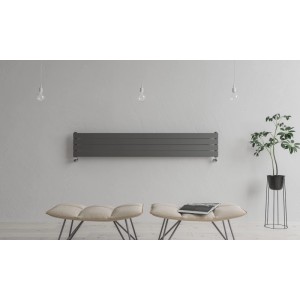Szürke t.b.t. radiátor a falra szerelve. Modern design lakóterekbe.