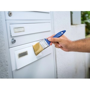 Kéz festi a postaládát LUX lapos ecsetkészlettel, 3 darabos. Kék nyelű ecset.