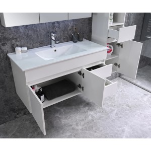 Sanotechnik Belluno 4 részes fehér fürdőszobai szett mosdóval, tükrösszekrénnyel és magas szekrénnyel.