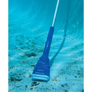 Kék CF Aqua Broom akkumulátoros medenceporszívó a medencében, teleszkópos rúddal.